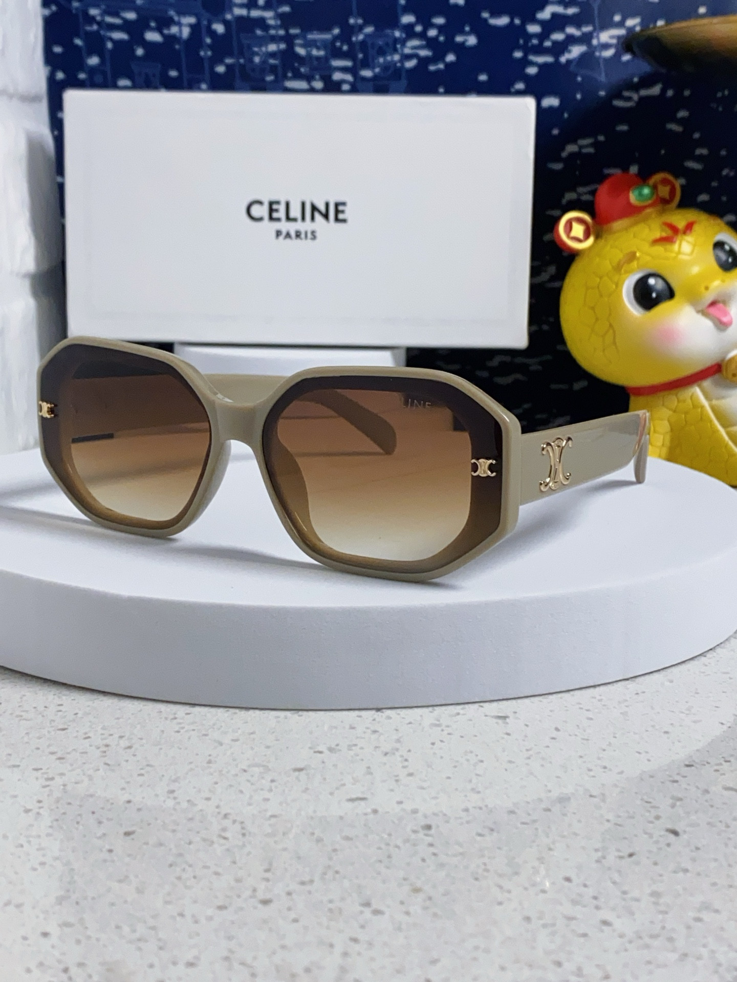 Ce**e glasses