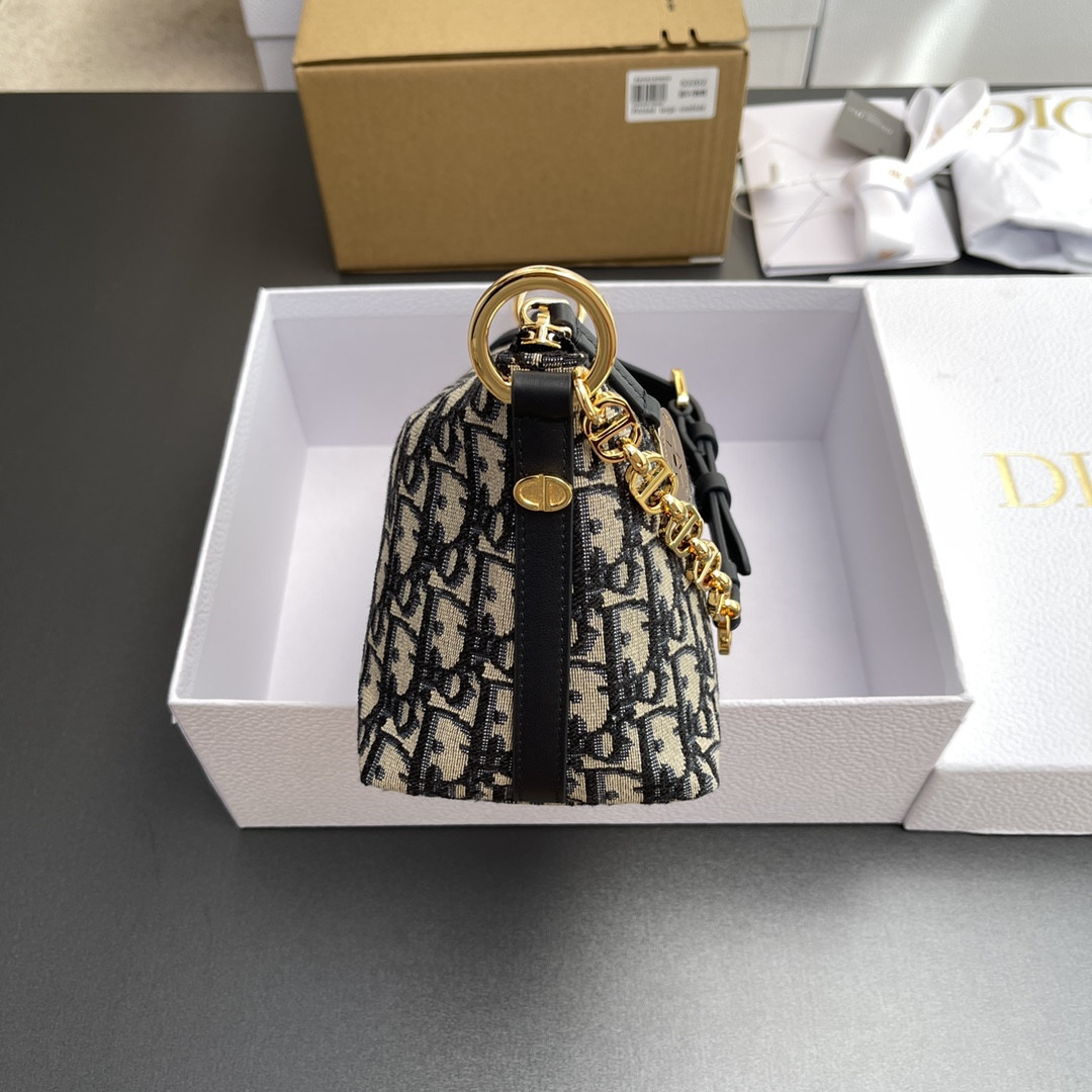 D*or D*orstar hobo bag 22 x 14.5 x 10 cm