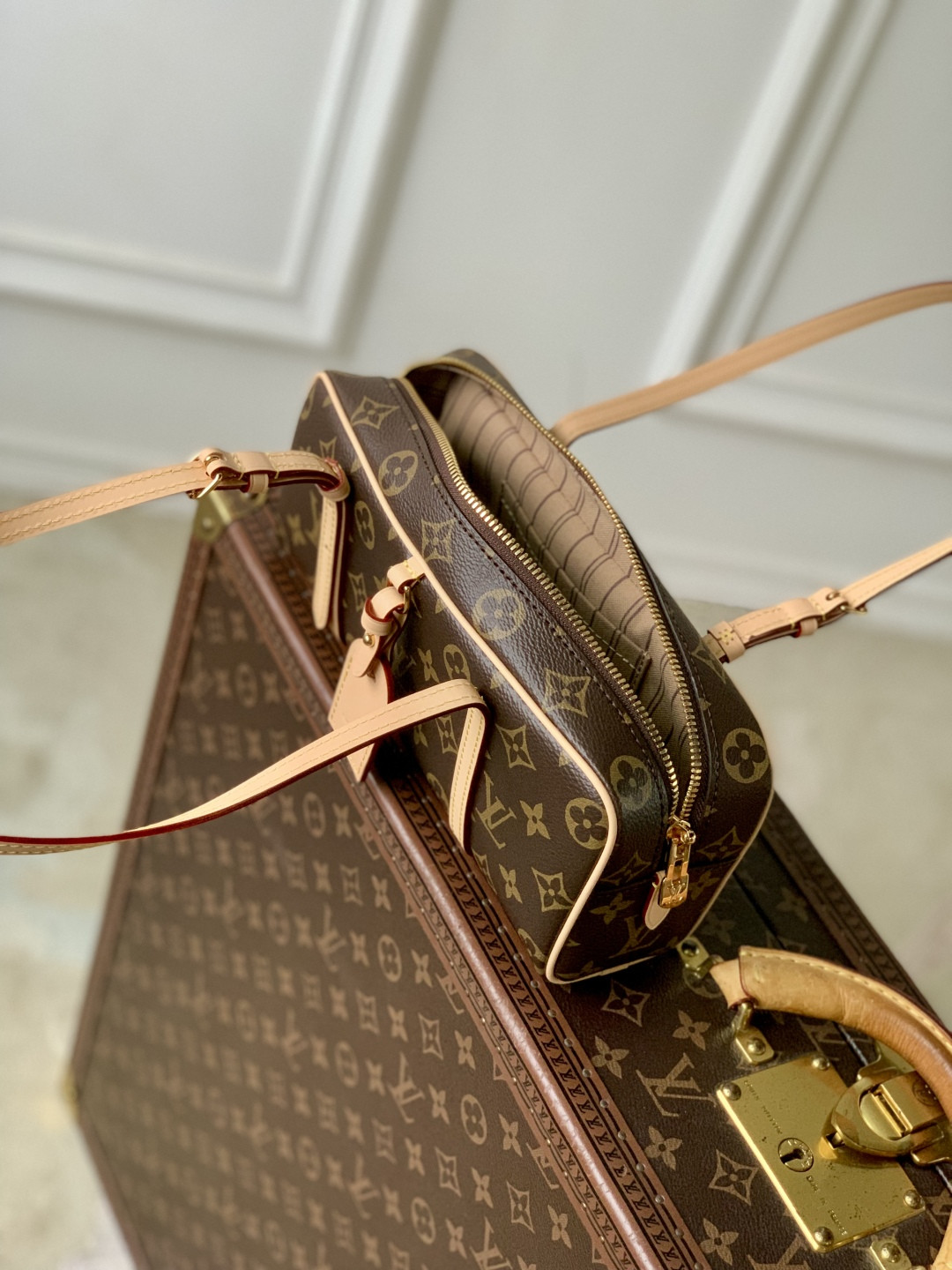 LV Hang On M47031 26x11.5x6.5cm