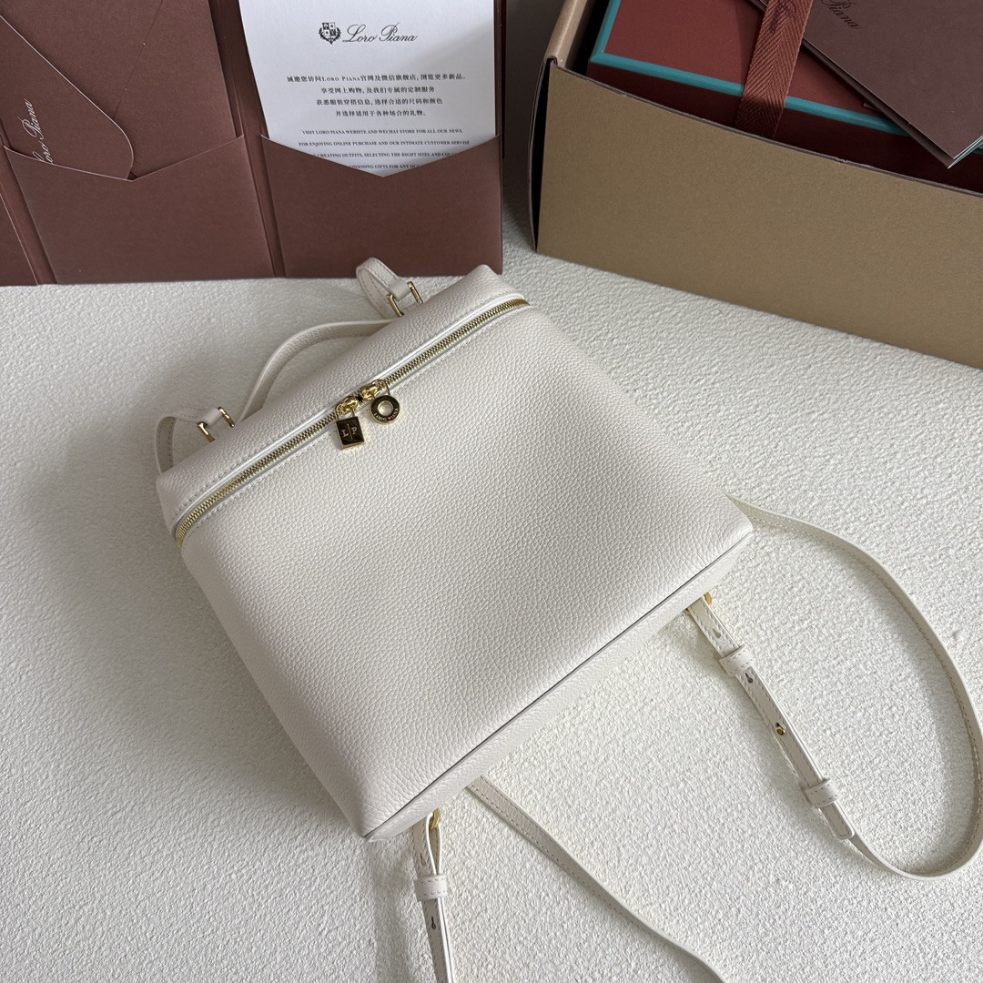 L**o p*ana extra pocket backpack l23.5 23x21x8cm