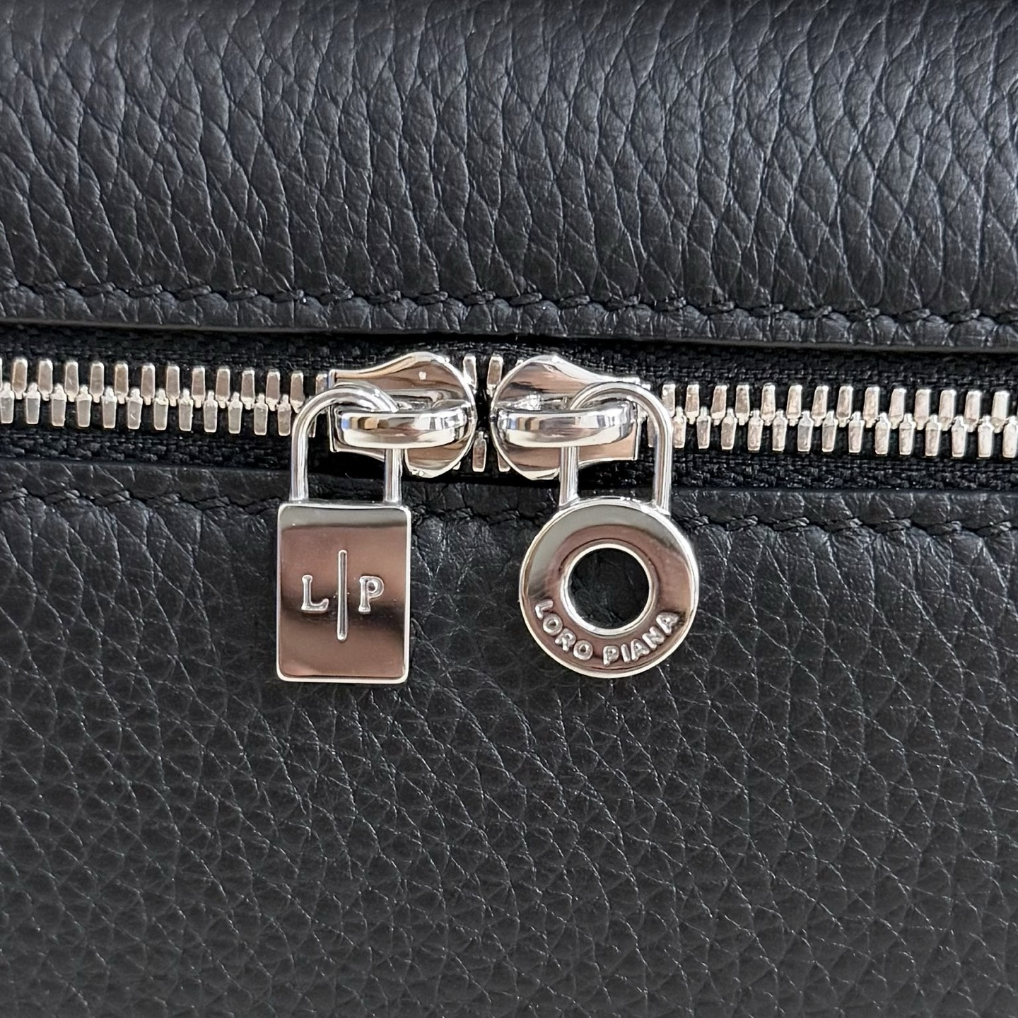 L**o p*ana extra pocket l19 grained calfskin 11 x 19 x 6.5 cm