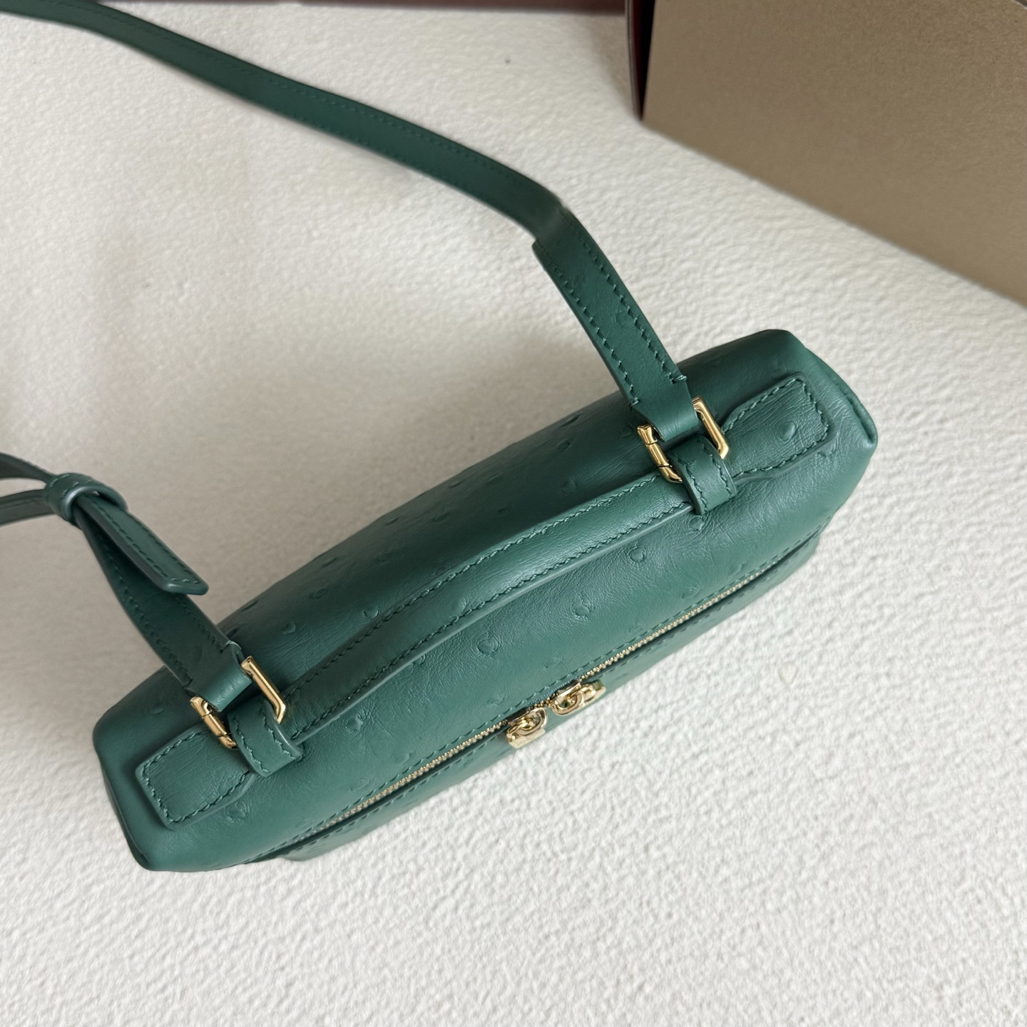 L**o p*ana extra pocket l19 ostrich-grained leather 11 x 19 x 6.5 cm