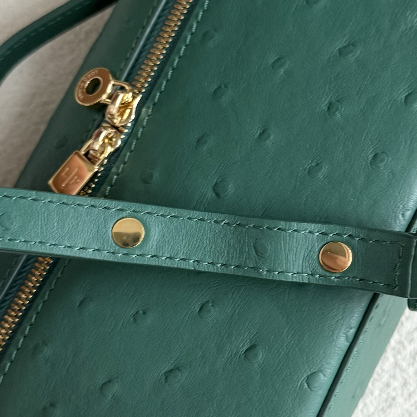 L**o p*ana extra pocket l19 ostrich-grained leather 11 x 19 x 6.5 cm
