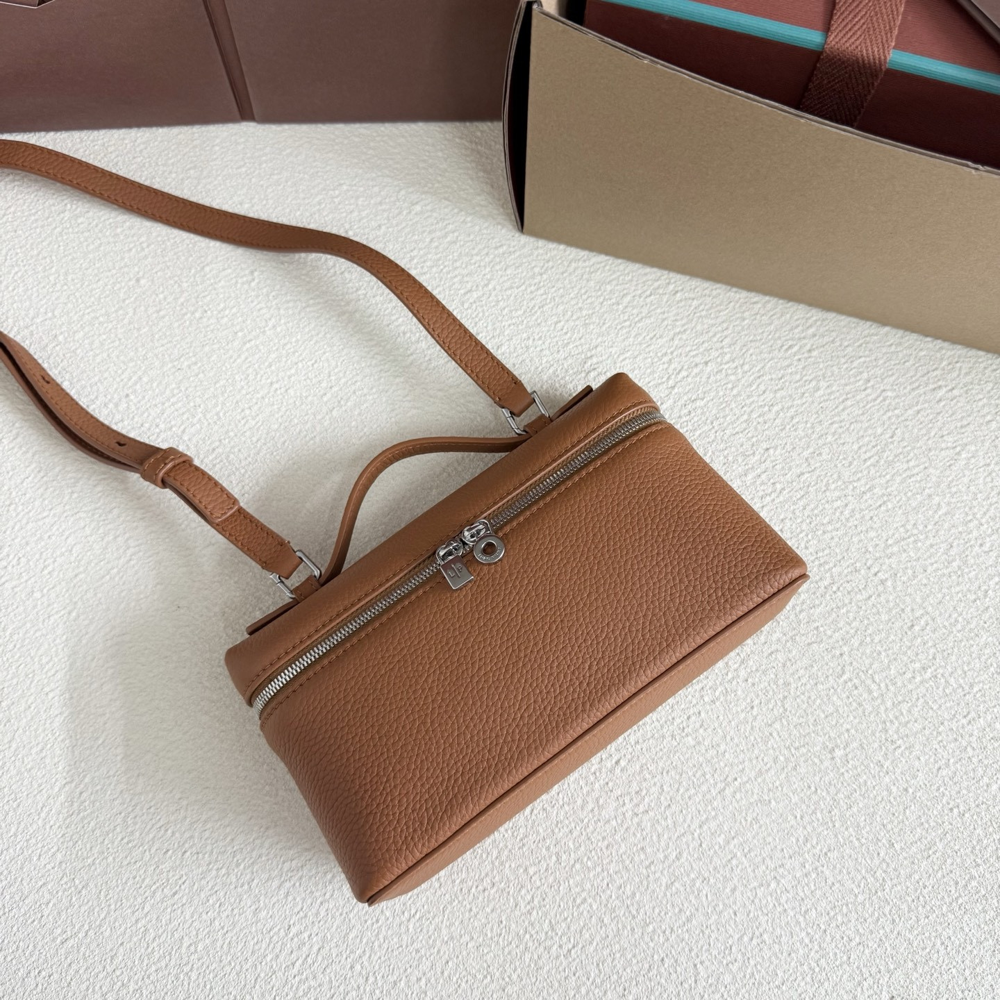 L**o p*ana extra pocket l19 grained calfskin 11 x 19 x 6.5 cm
