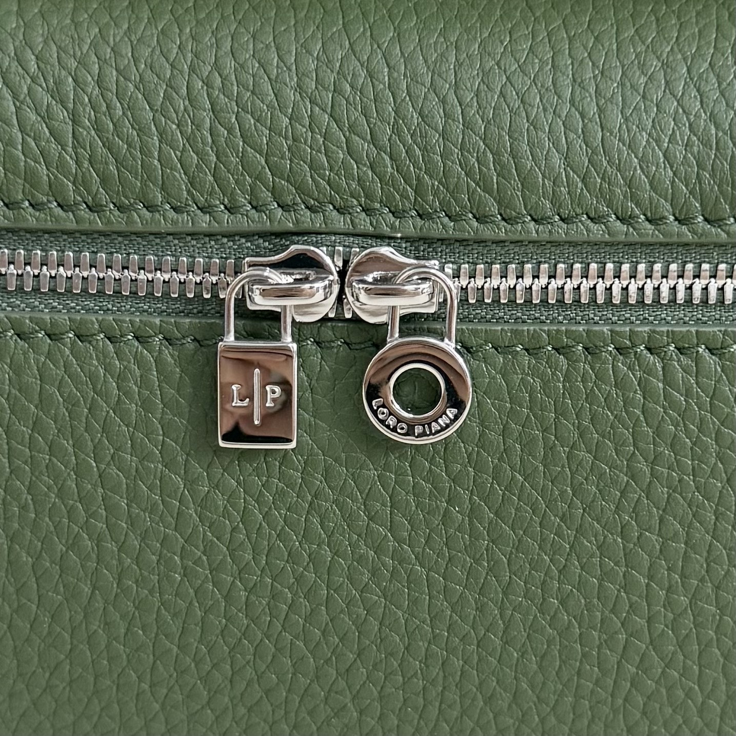 L**o p*ana extra pocket l19 grained calfskin 11 x 19 x 6.5 cm