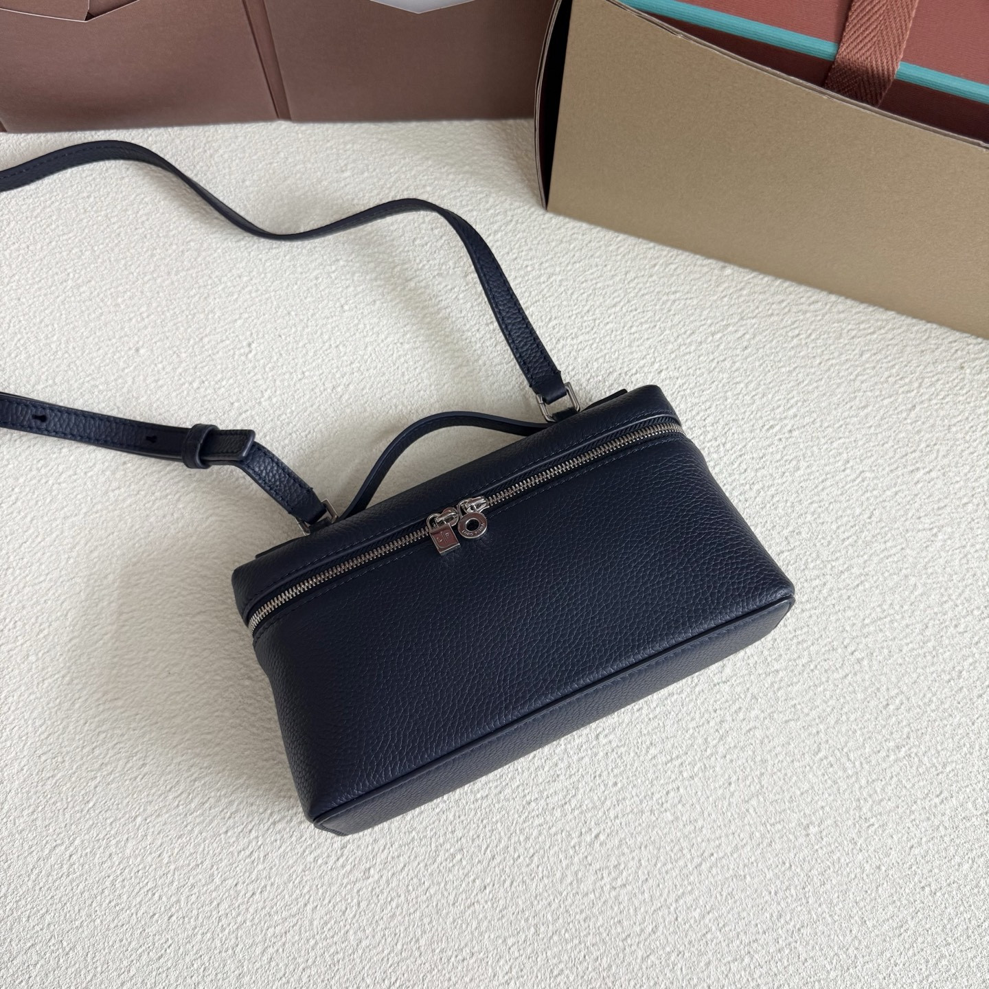 L**o p*ana extra pocket l19 grained calfskin 11 x 19 x 6.5 cm