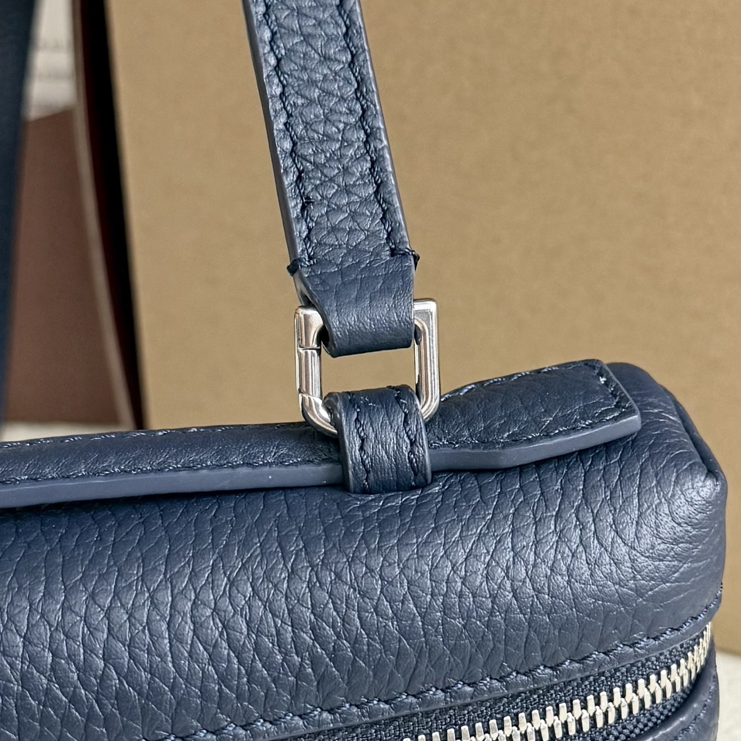 L**o p*ana extra pocket l19 grained calfskin 11 x 19 x 6.5 cm