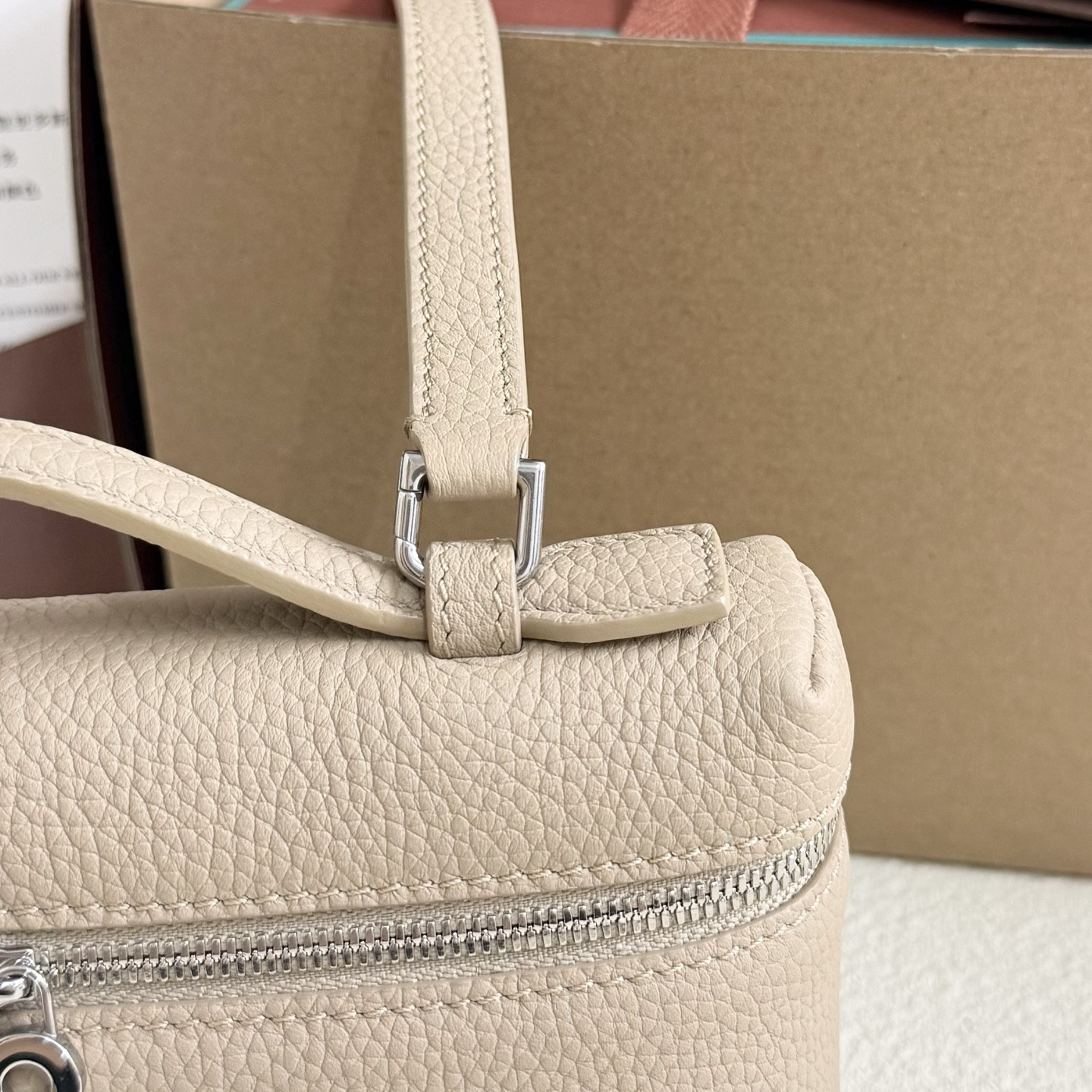 L**o p*ana extra pocket l19 grained calfskin 11 x 19 x 6.5 cm