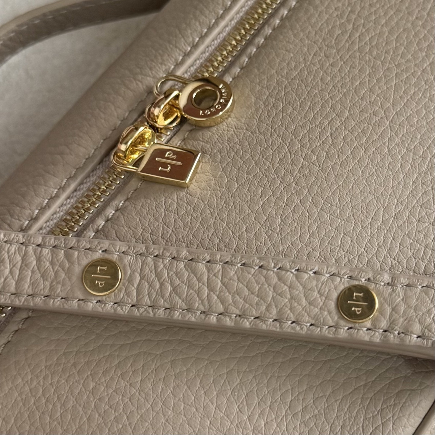 L**o p*ana extra pocket l19 grained calfskin 11 x 19 x 6.5 cm