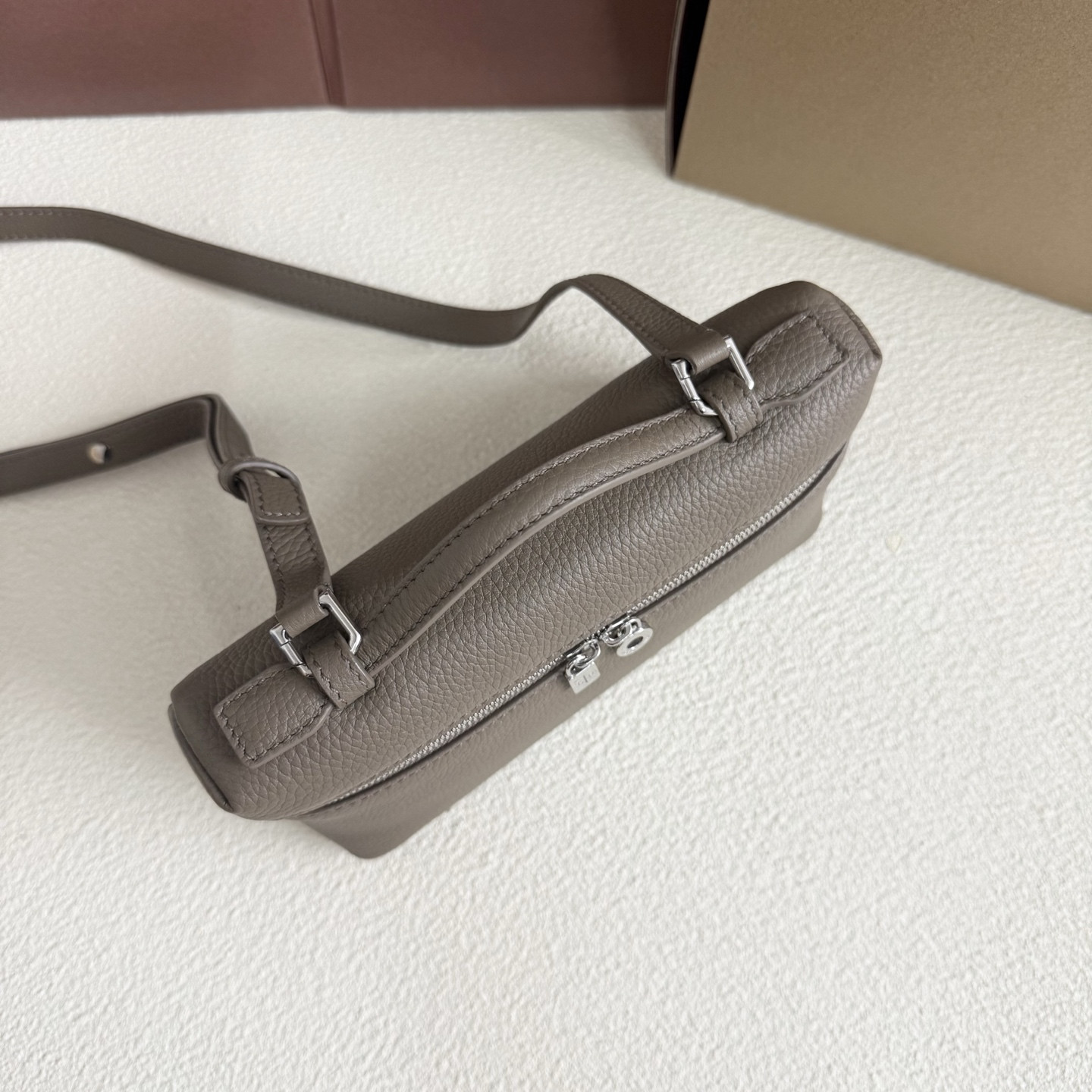 L**o p*ana extra pocket l19 grained calfskin 11 x 19 x 6.5 cm