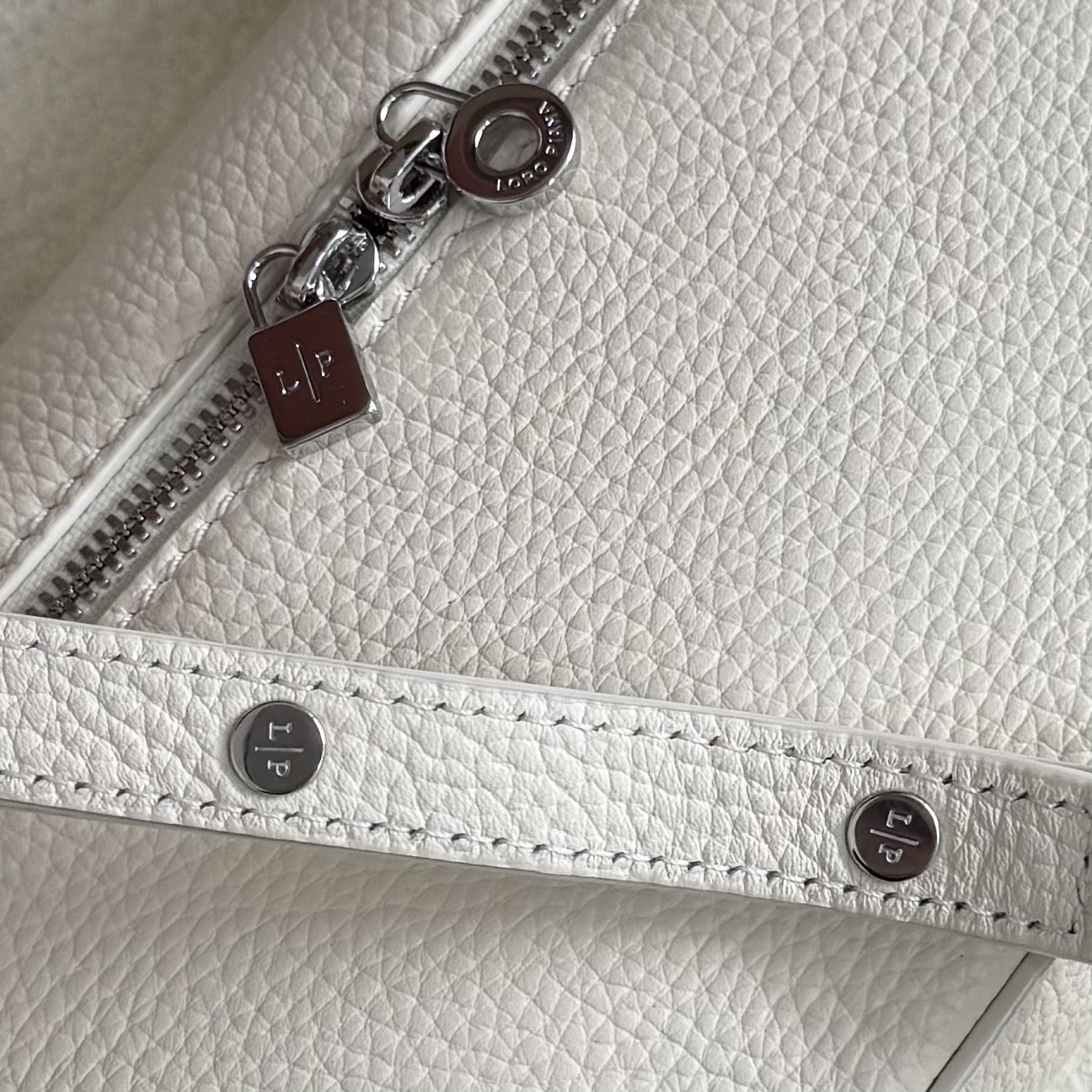L**o p*ana extra pocket l19 grained calfskin 11 x 19 x 6.5 cm