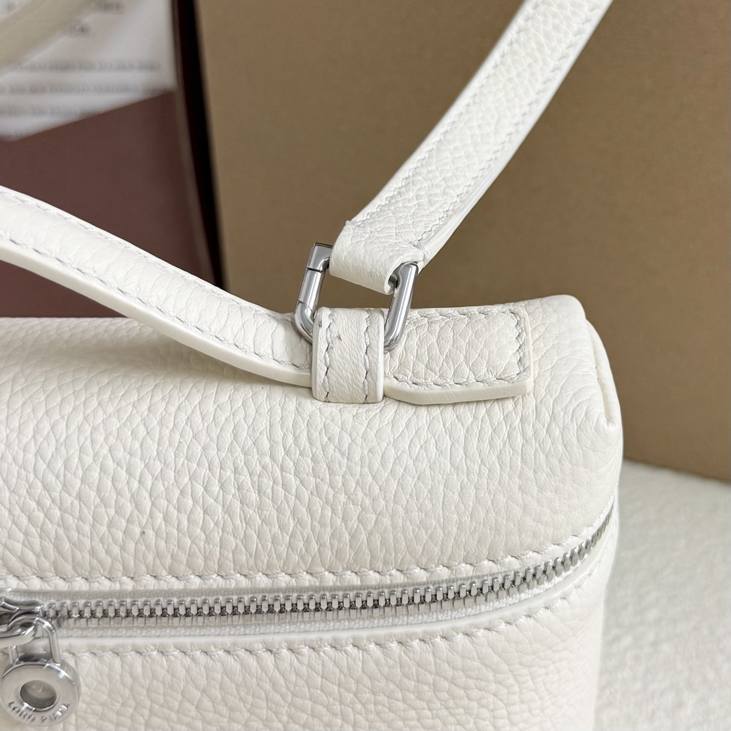 L**o p*ana extra pocket l19 grained calfskin 11 x 19 x 6.5 cm