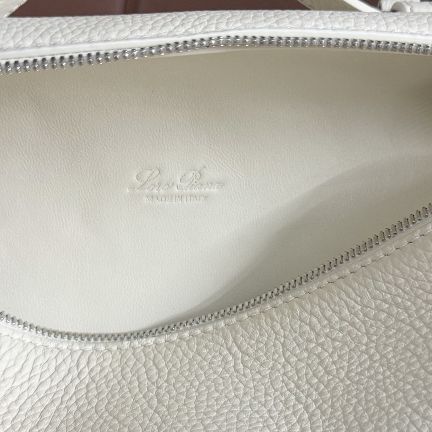 L**o p*ana extra pocket l19 grained calfskin 11 x 19 x 6.5 cm