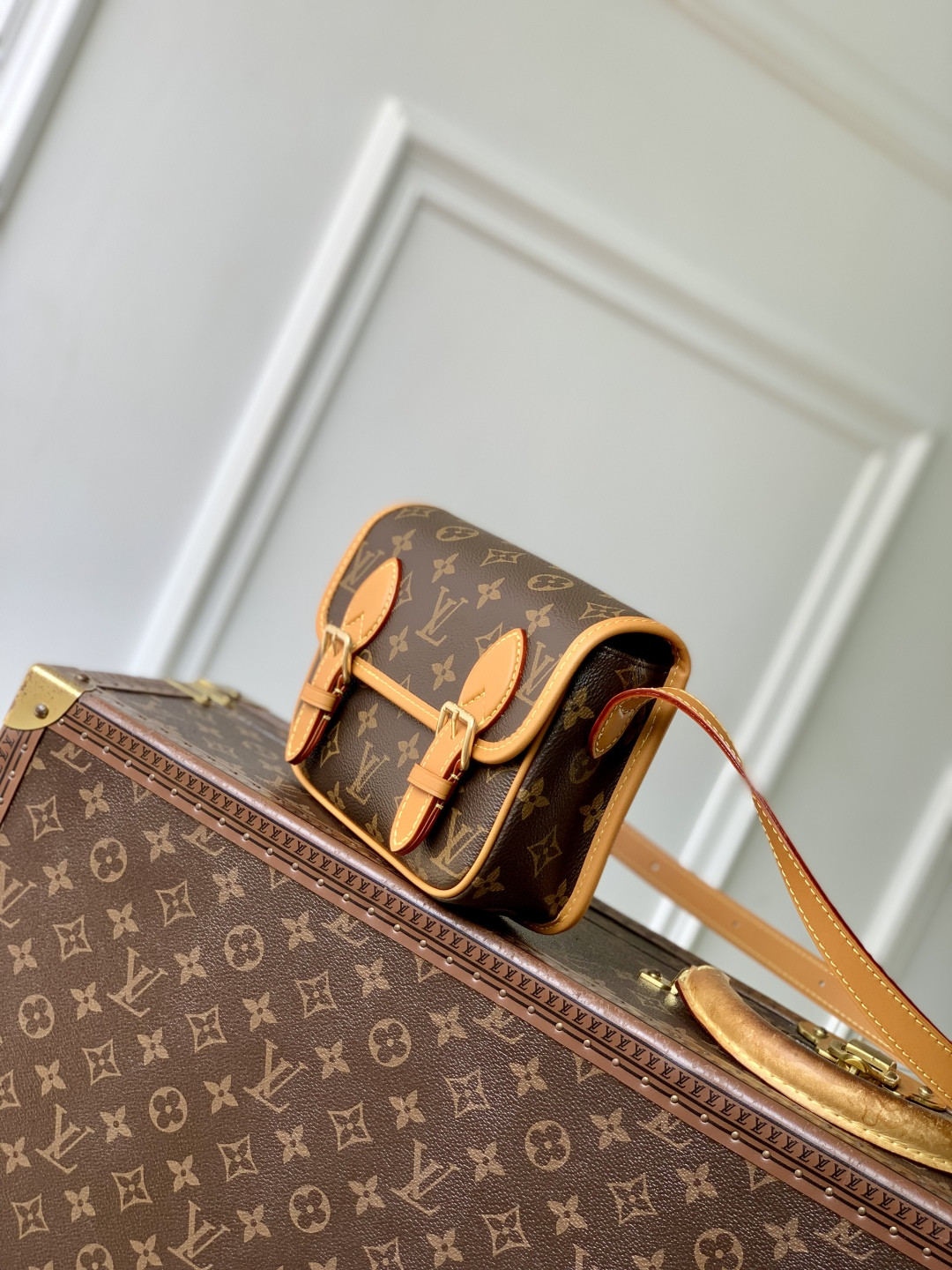 LV Satchel Wearable Wallet M26805 19.5x15x6cm