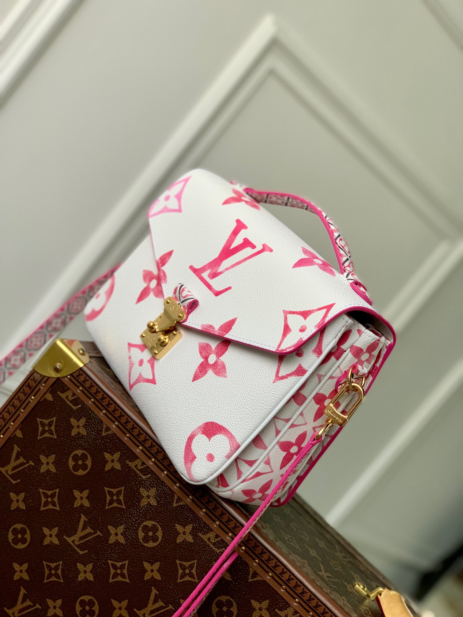 LV Pochette Metis MM M23055