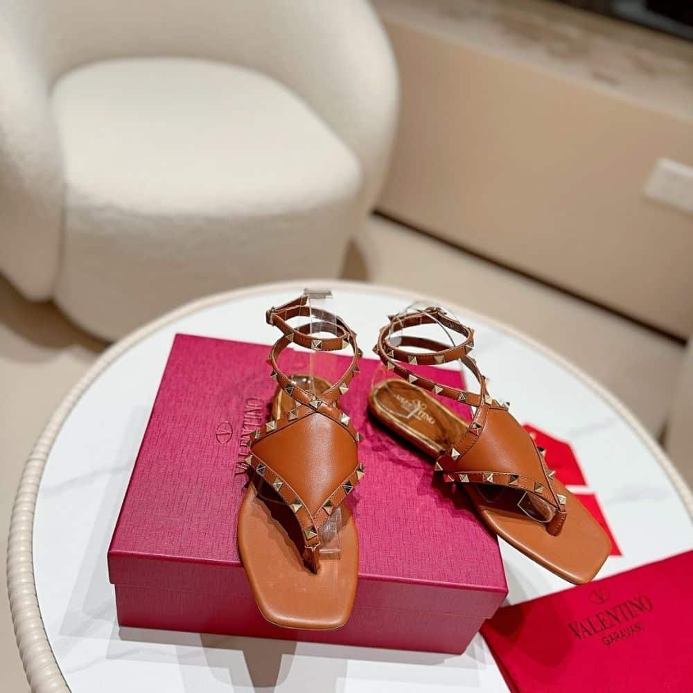 Va1e*ntin0 Garavani Rockstud Thong Sandals Brown