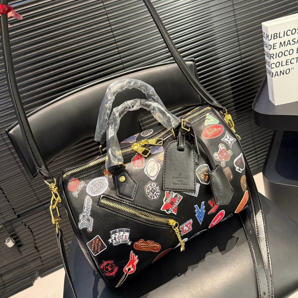 L0vis Vvtt0n Speedy Soft 30 Pillow Bag Black 30Cm M26079