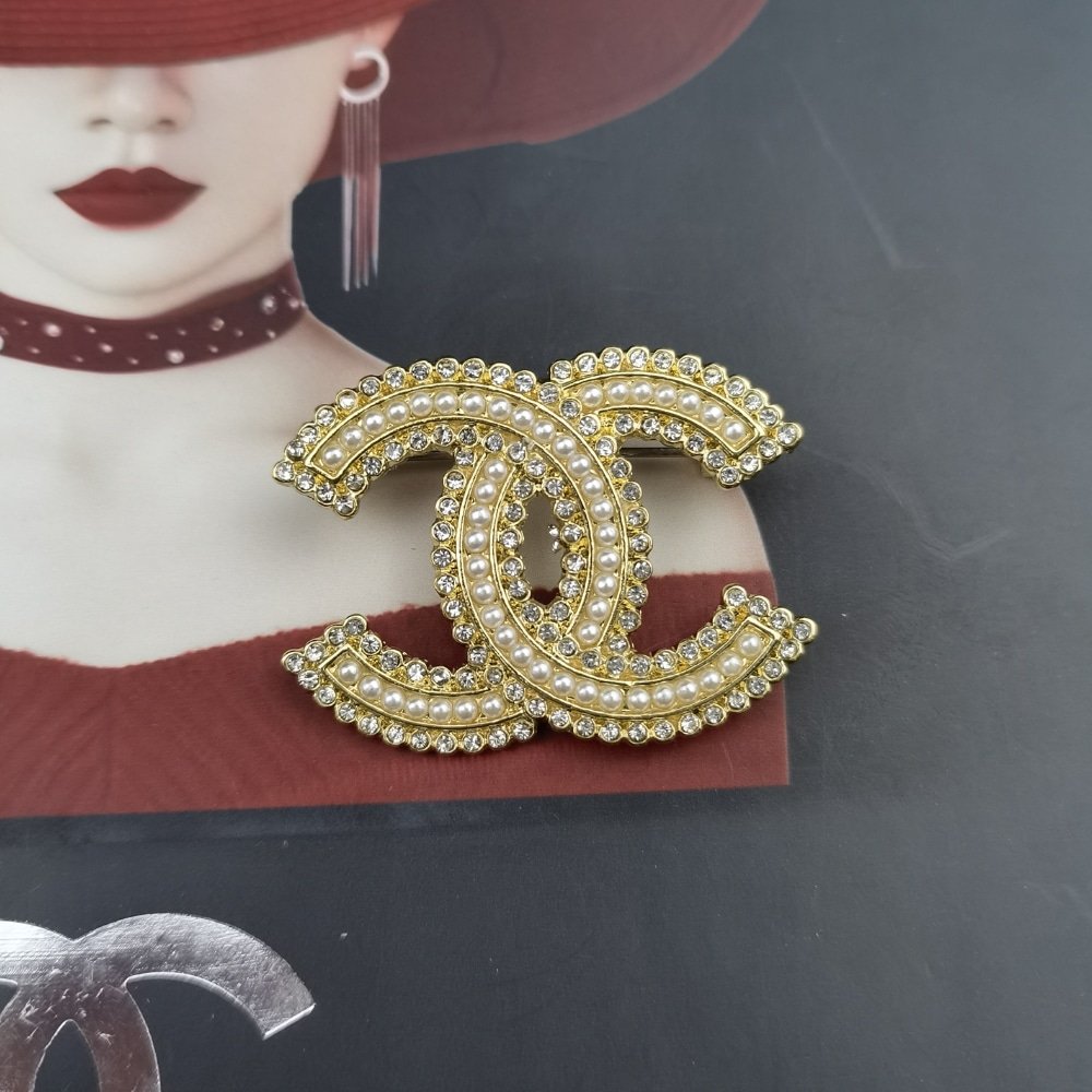 Ch**el Cc Brooch Gold With Pearls In The Middle