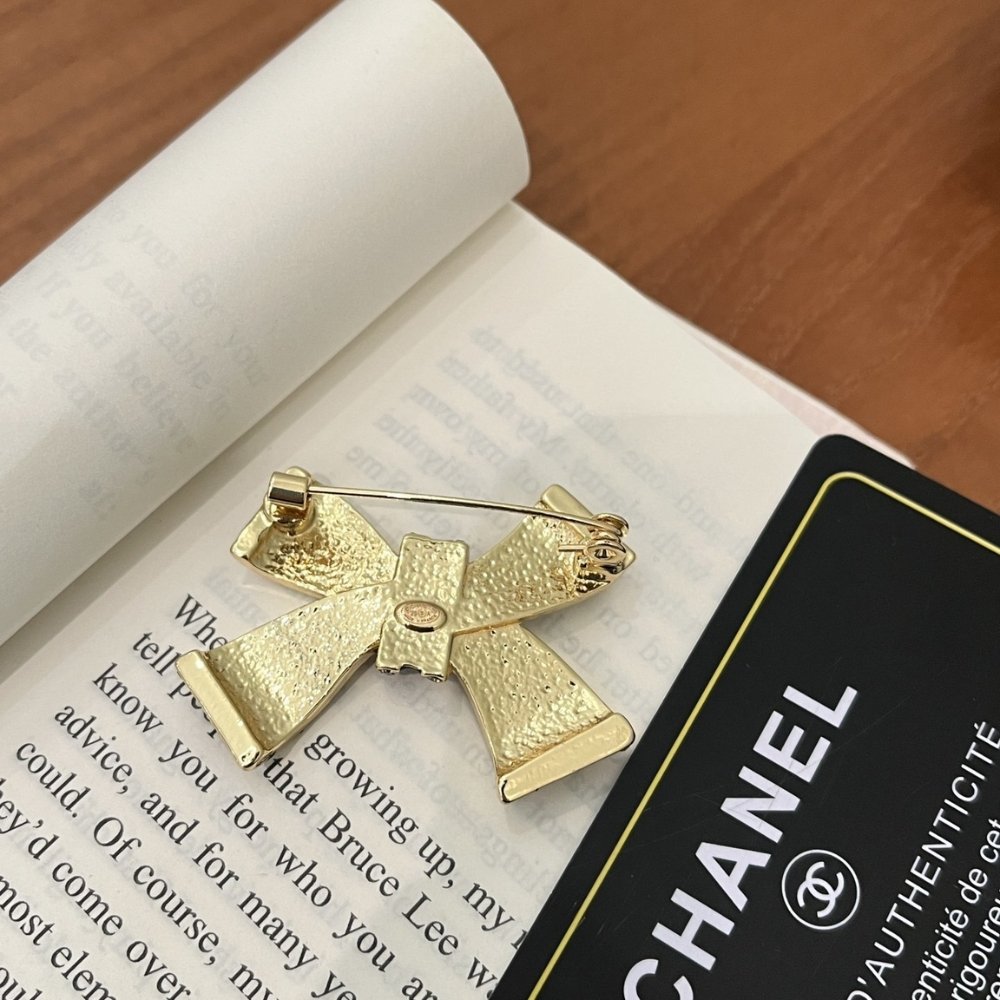 Ch**el Brooch Metal Resin And Strass Gold Abg399 B21903 U3573
