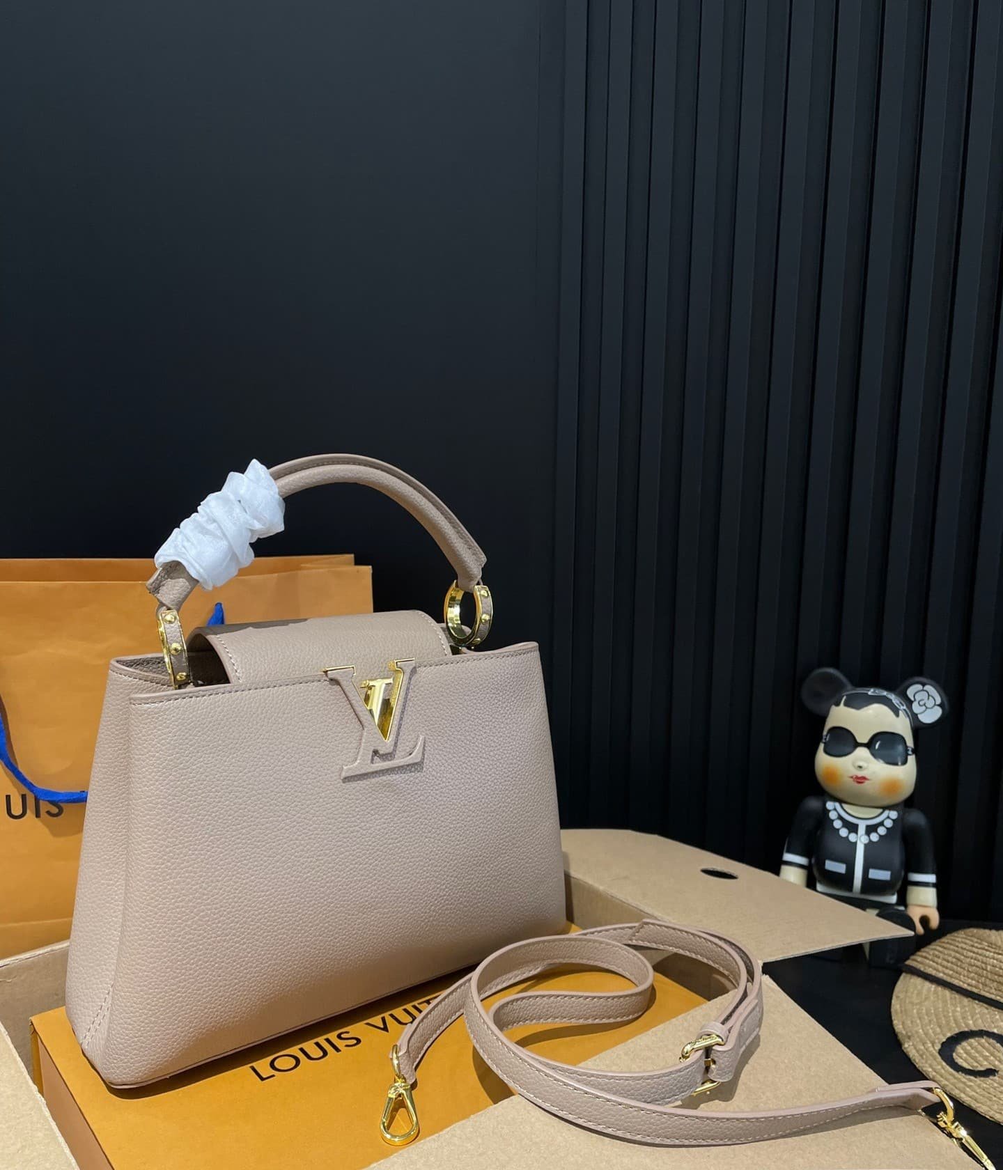 L0vis Vvtt0n Capucines Bb Bag Beige 27Cm M94634