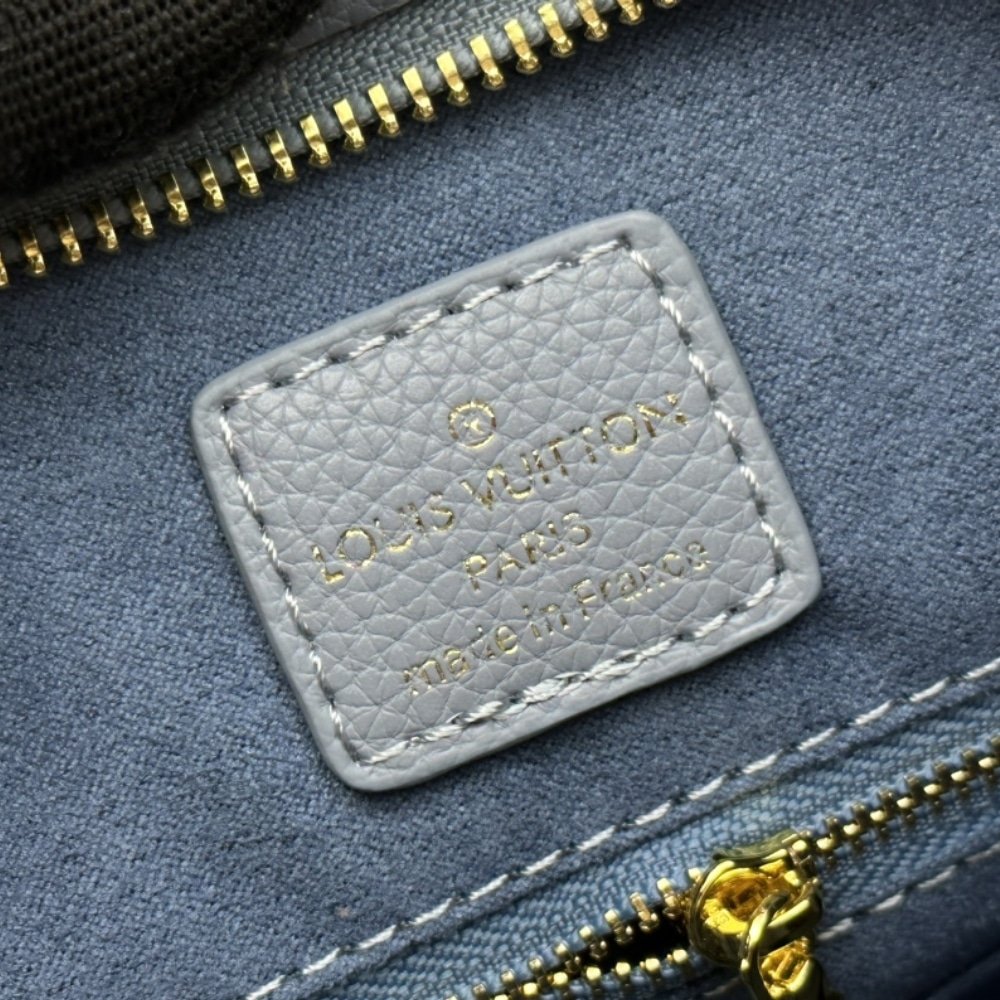 L0vis Vvtt0n Carryall PM Pale Blue 29Cm
