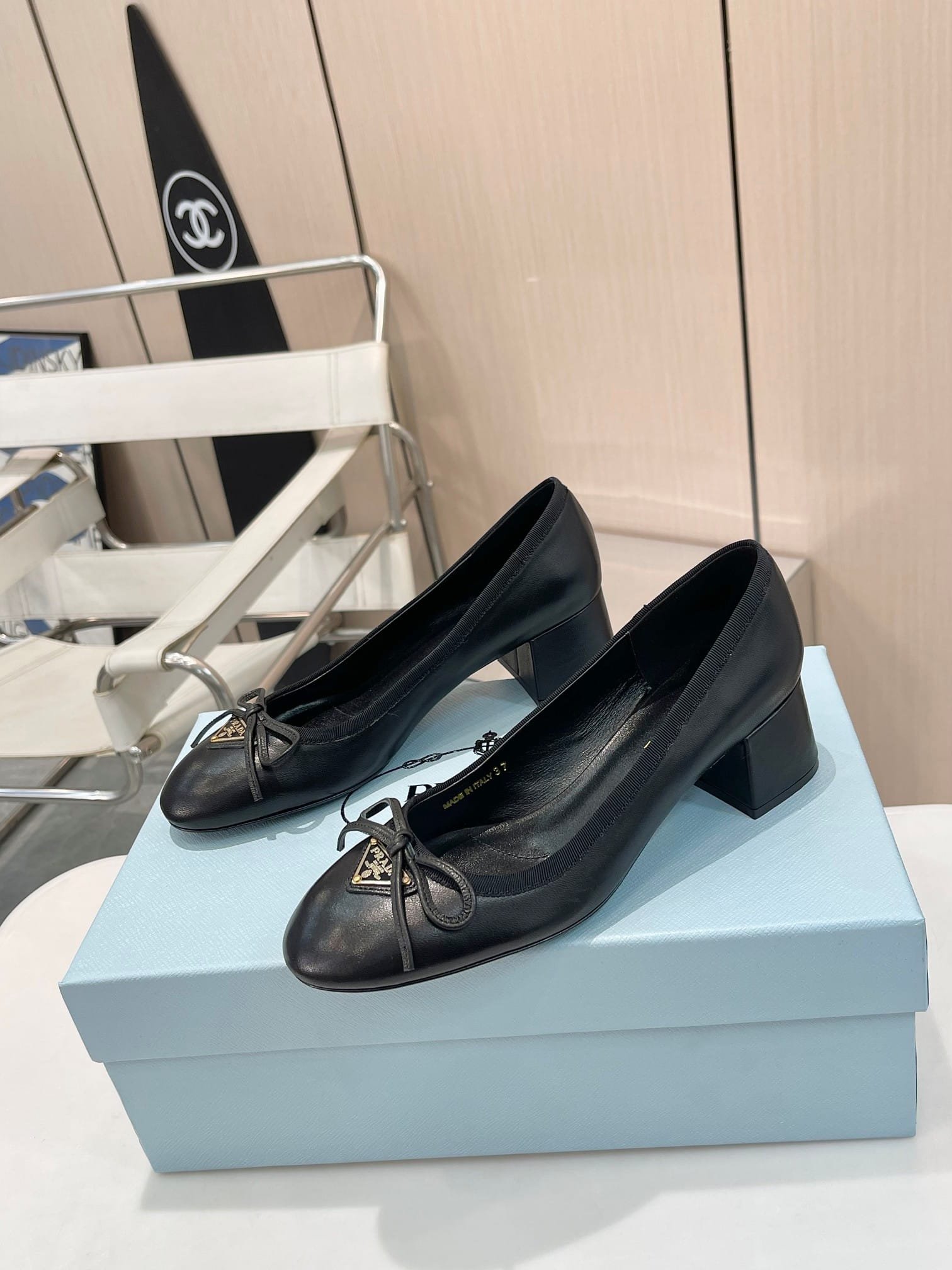 Pra*a Triangle Logo Bow Pump In Black