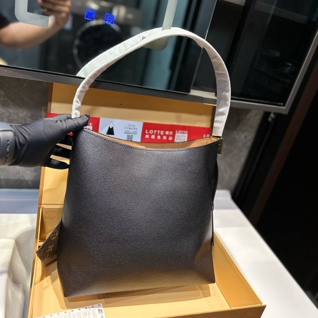 L0vis Vvtt0n Low Key Hobo MM In Black 31Cm M24856