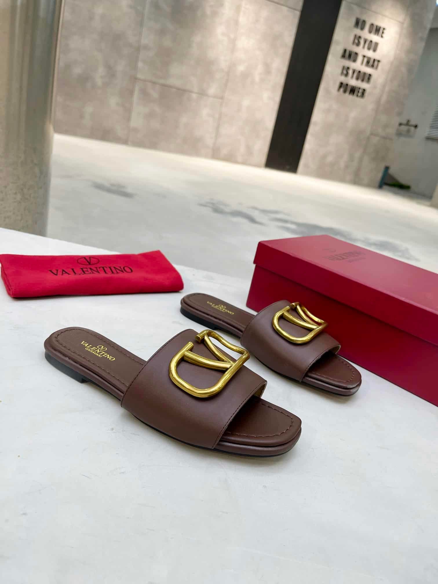Va1e*ntin0 Garavani Vlogo Signature Slide Sandal Brown