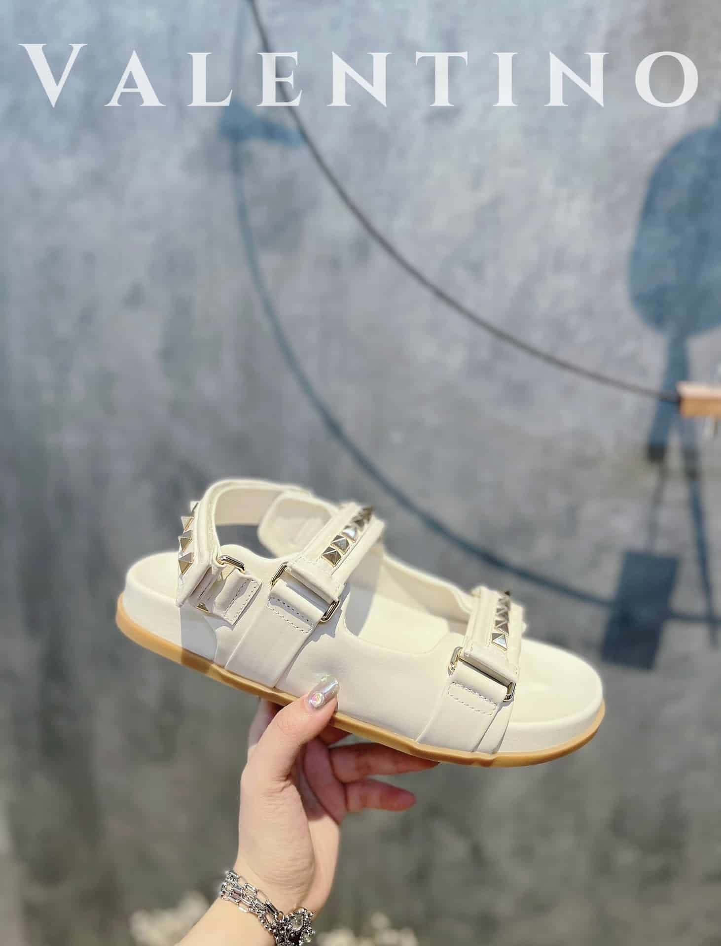Va1e*ntin0 Garavani Rockstud Flat Sandal In Nappa Leather For Woman In White
