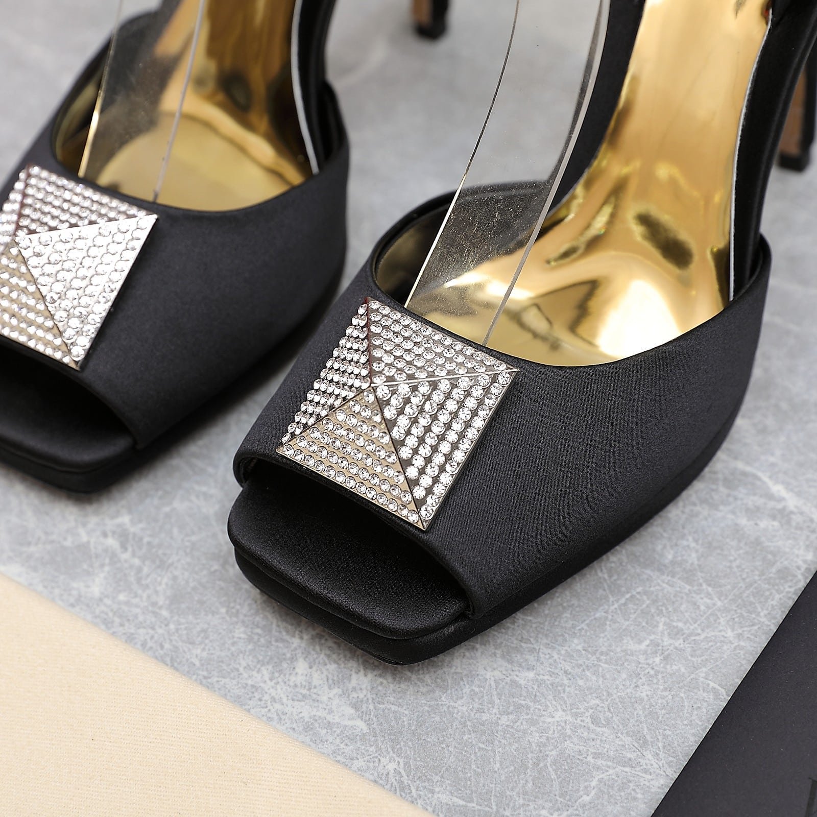 Va1e*ntin0 Garavani Roman Stud Block Pump Black