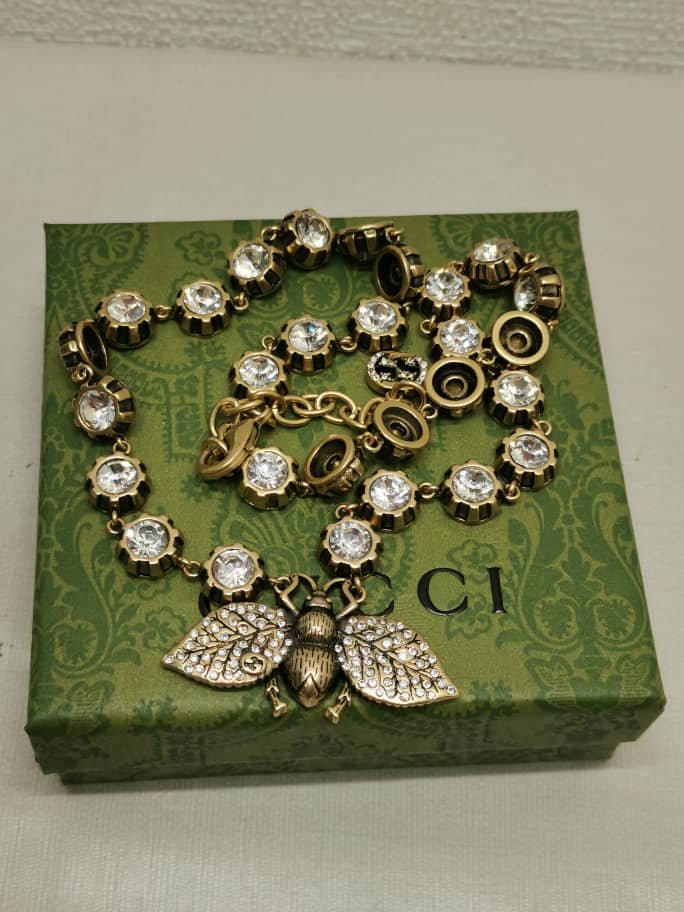 Gvc*1 Bee Necklace With Crystals In Gold 629989 J1D50 8062